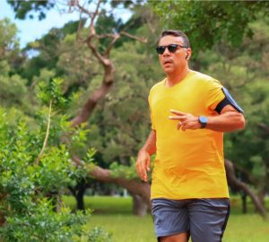 O corredor Gustavo Almeida praticando corrida de rua entre as árvores do Parque da Cidade Sarah Kubitschek em Brasília.