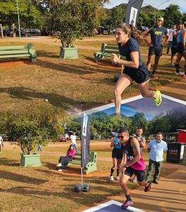 Corredores em disparada largando na marcação azul da nova pista de velocidade de 30 metros no Parque da Cidade de Brasília.
