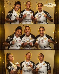 Uma colagem vertical de três fotos mostrando as mesmas três jogadoras de futebol da equipe feminina do Corinthians em poses de celebração de estúdio. Elas vestem camisas brancas do Corinthians com os logotipos