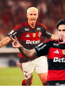 Jogadores do Flamengo em comemoração durante uma partida, vestindo a camisa rubro-negra com o logótipo da casa de apostas Betano em destaque na parte frontal.
