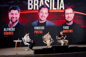 Painel com Alfredo Soares, Vinicius Postai e Yago Martins no palco do Bora Vender Brasília