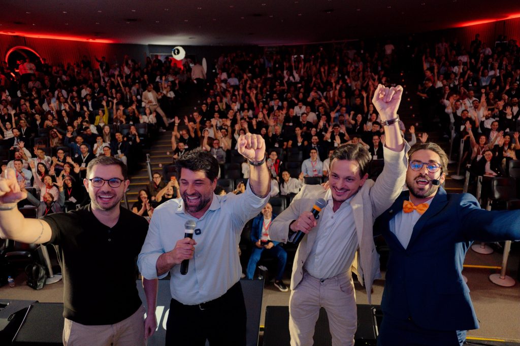 Participantes sorriem na plateia durante palestra no Bora Vender Brasília